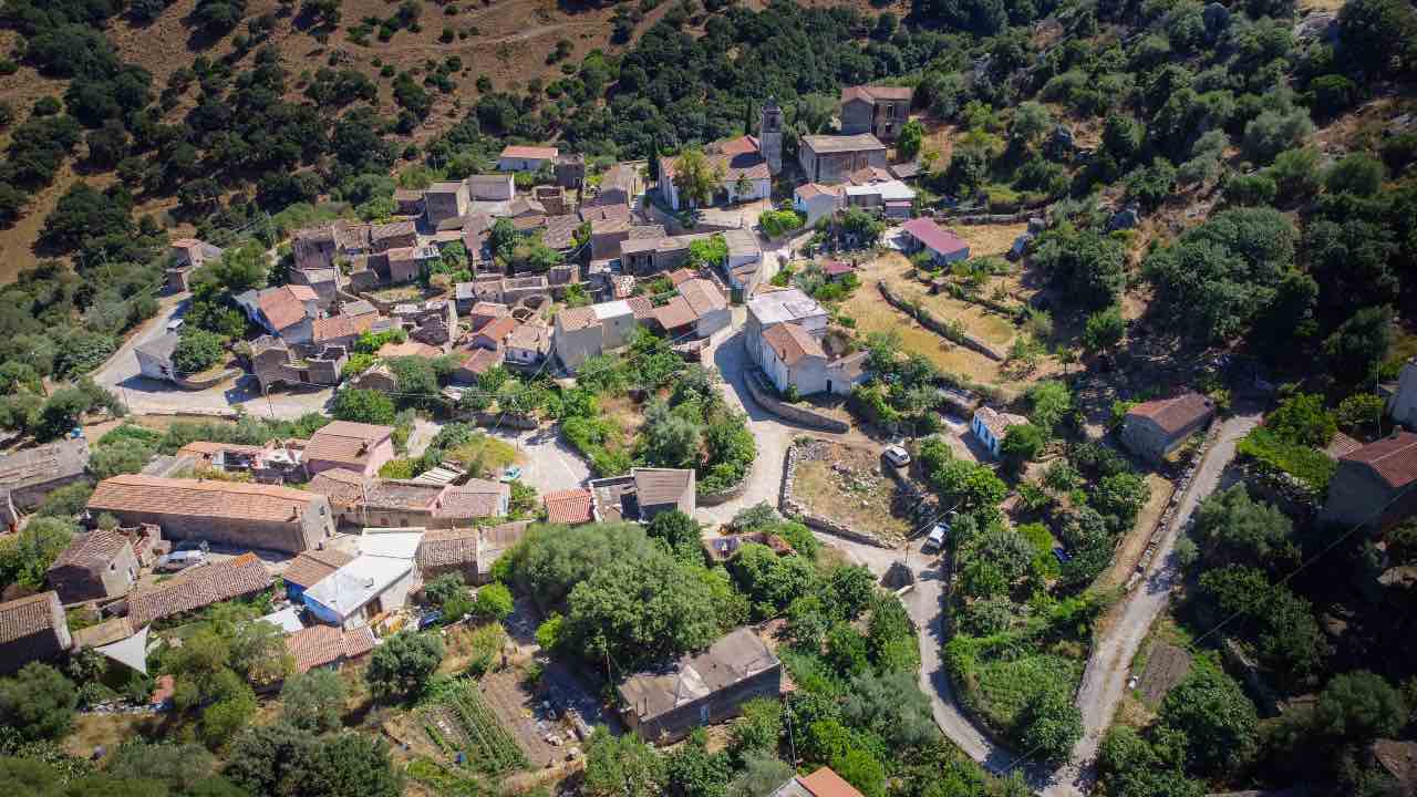 piccolo borgo medievale Lollove