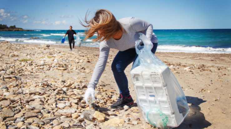 spiaggia italiana più invasa da rifiuti