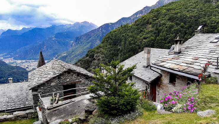 Il borgo incastonato nelle cascate