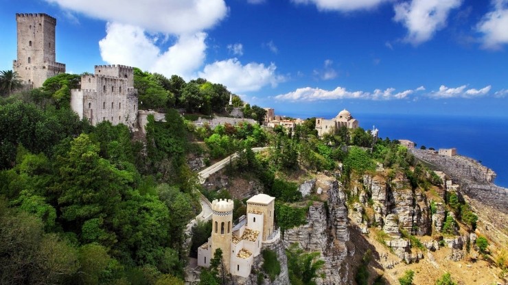 splendido-borgo-con-una-vista-panoramica