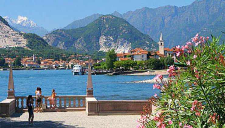 Il pittoresco paesino che si riflette su un famoso lago italiano