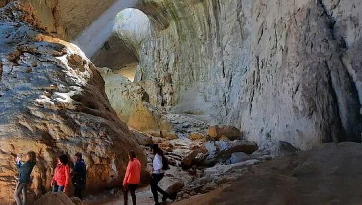 A due passi dall'Italia, la grotta di Prohodna