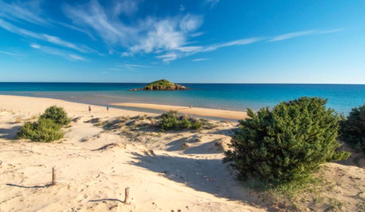 Non andare fino ai Caraibi, questa spiaggia italiana è uguale: sembra un  poster