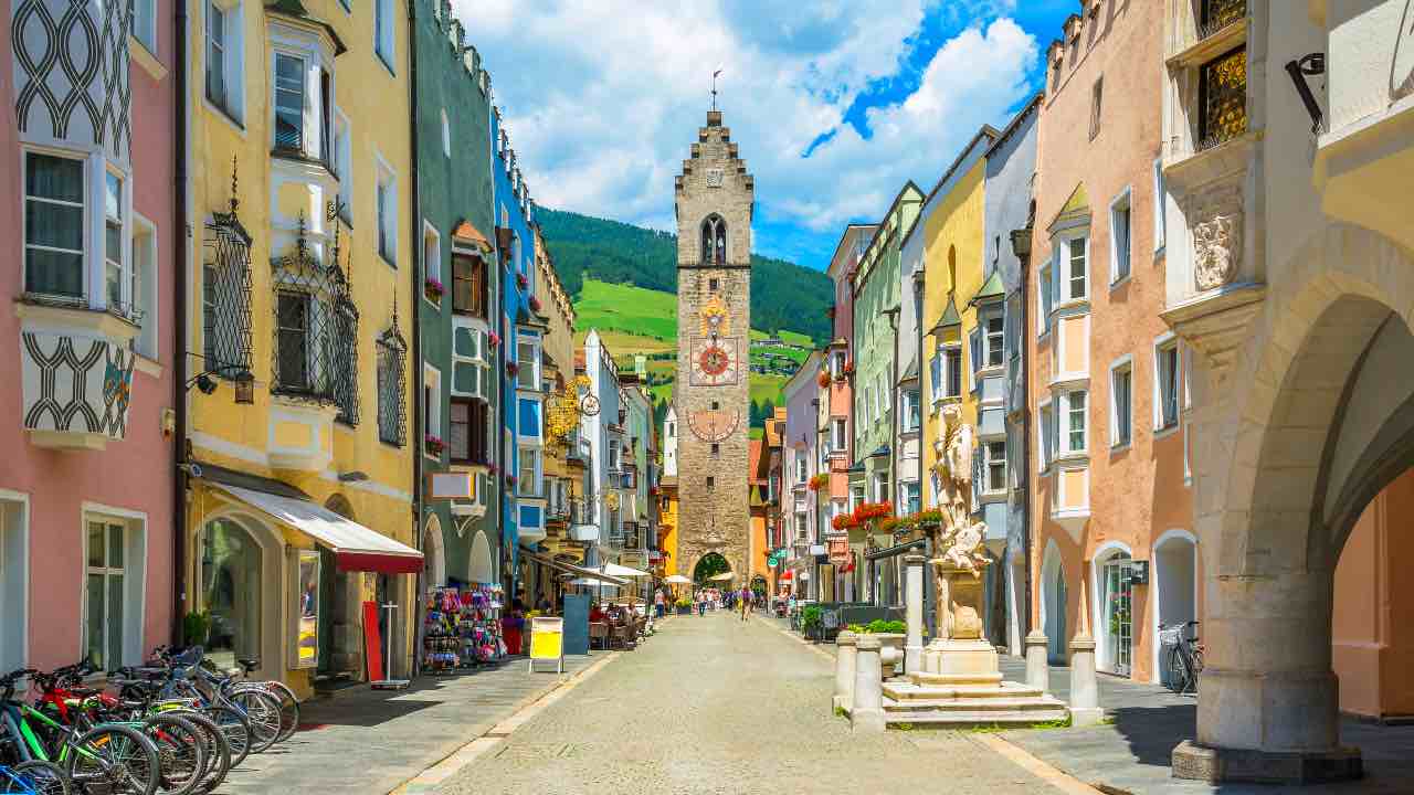 Borgo di montagna con casette colorate