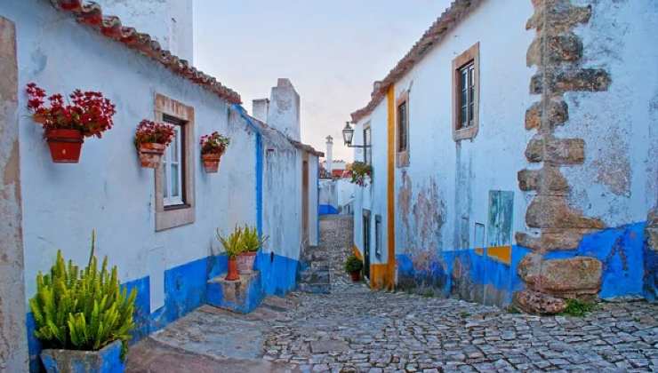 Obidos, Centro storico dai toni del giallo e blu