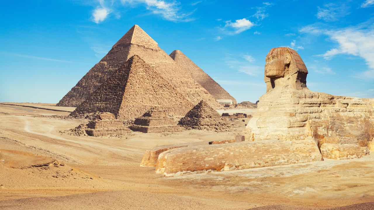 Piramidi e sfinge in Egitto