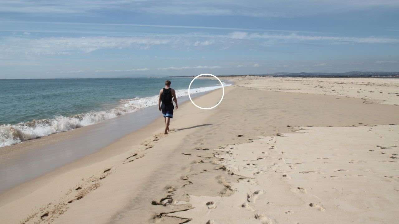 Ragazzo passeggia in spiaggia