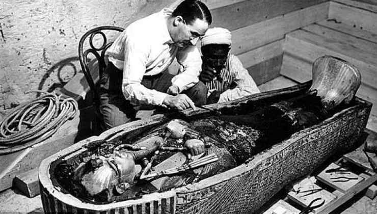 Scoperta della sua tomba intatta nel 1922 da Howard Carter