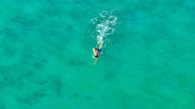 Donna nuota da sola in mare aperto