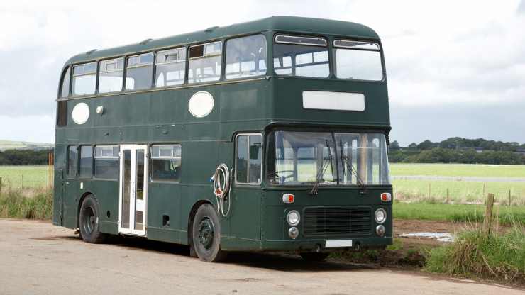 Famiglia va a vivere su un bus