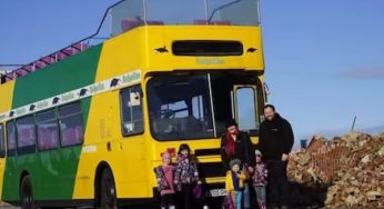 Hanno lasciato casa e sono andati a vivere su un bus, la motivazione è incredibile