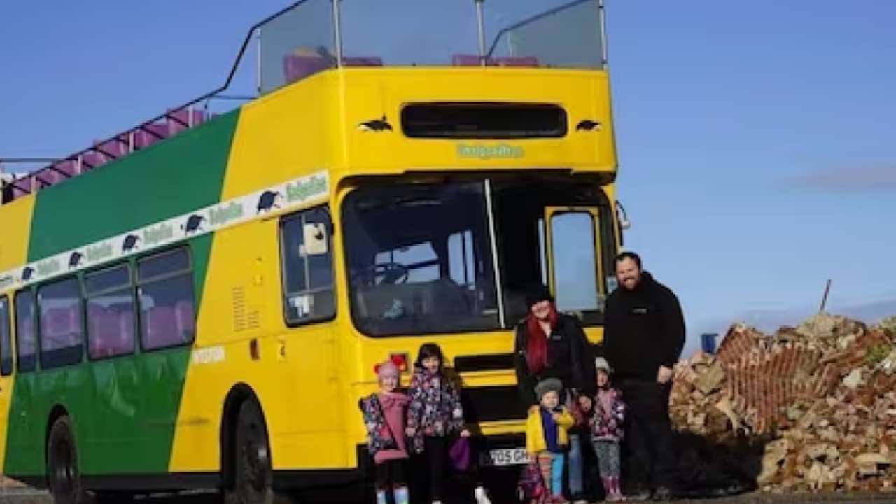 Famiglia vive in un bus