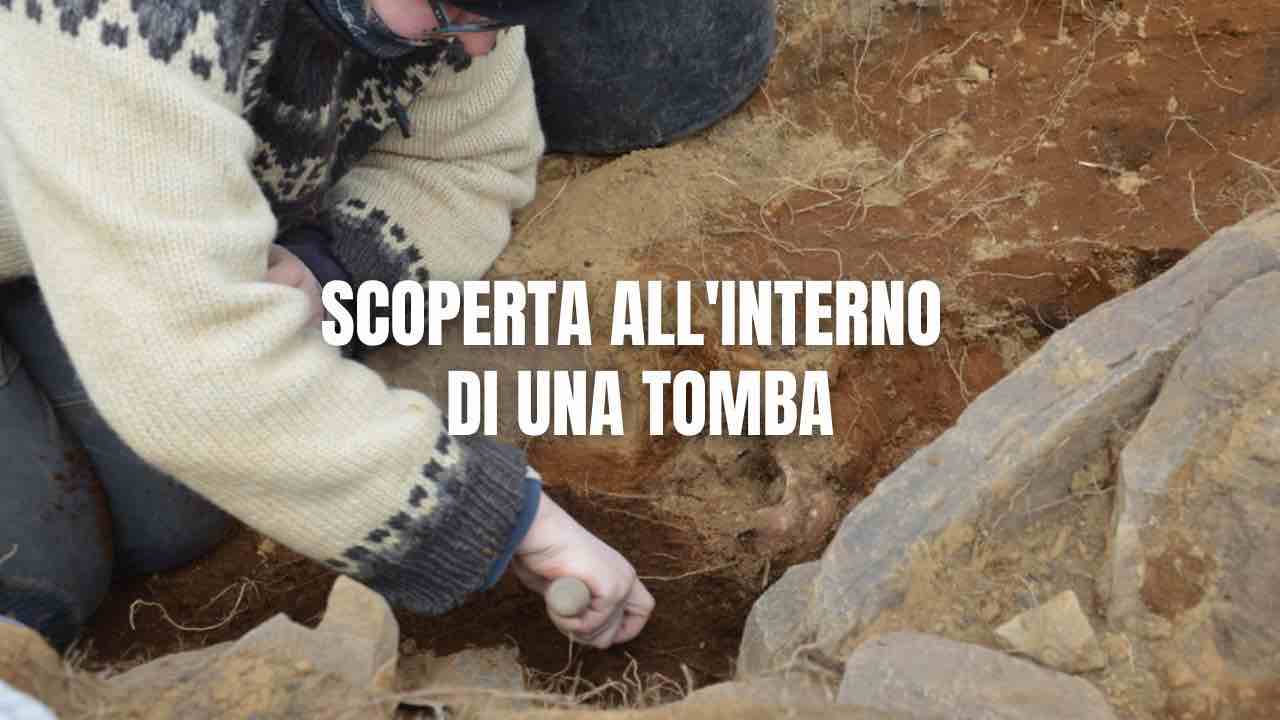 Scoperta interno di una tomba