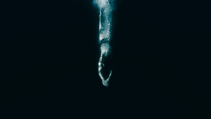 Mujer nadando en agua fría