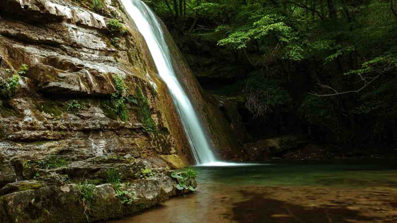 Questa bellissima cascata si trova in Italia, perfetta per gli amanti della natura  --- (Fonte immagine: https://viaggi.nanopress.it/wp-content/uploads/2023/08/Bellissima-cascata.jpg)