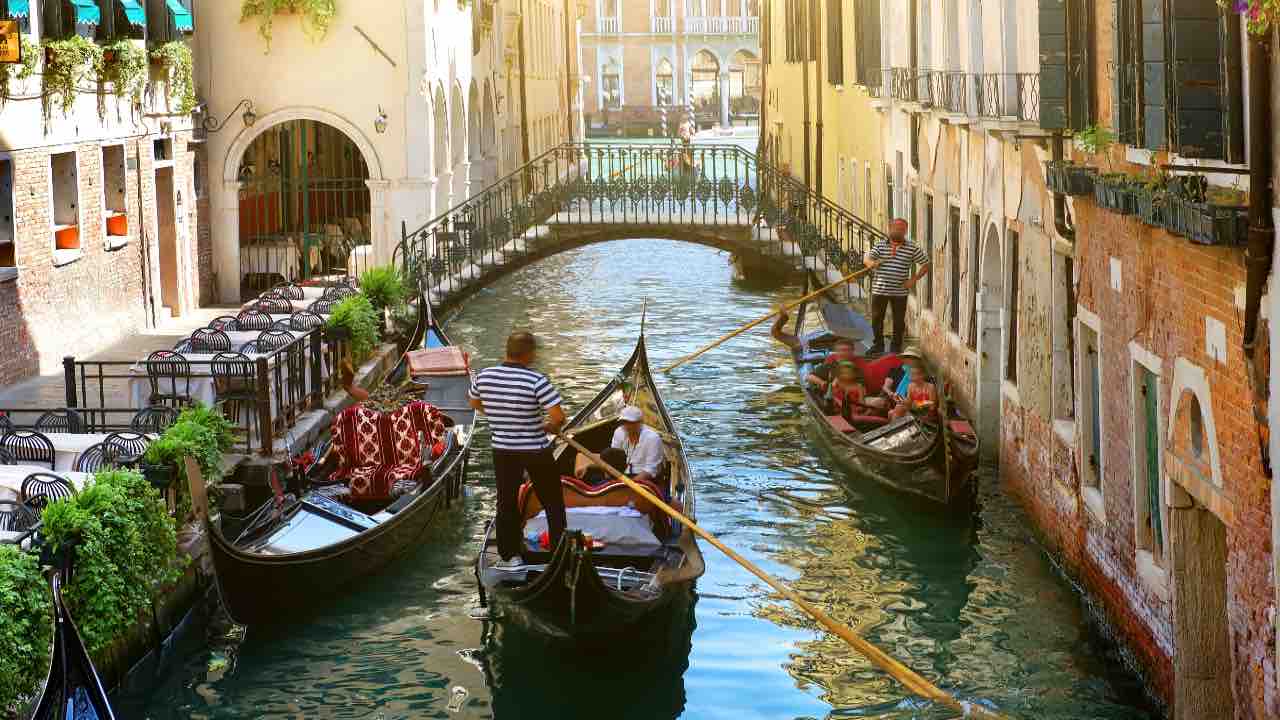 Canale con gondole a Venezia