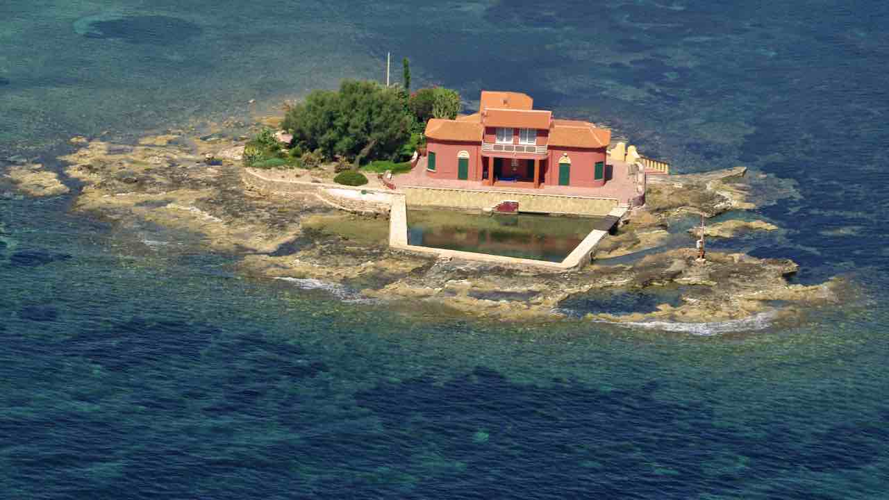 Piccola isola con una sola casa