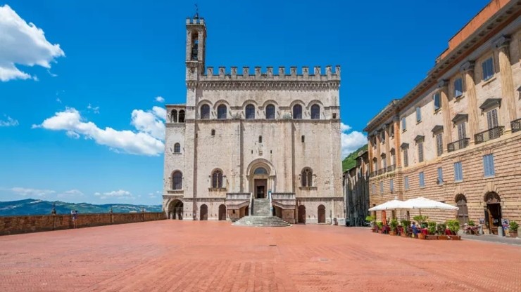 la-storica-piazza-di-gubbio