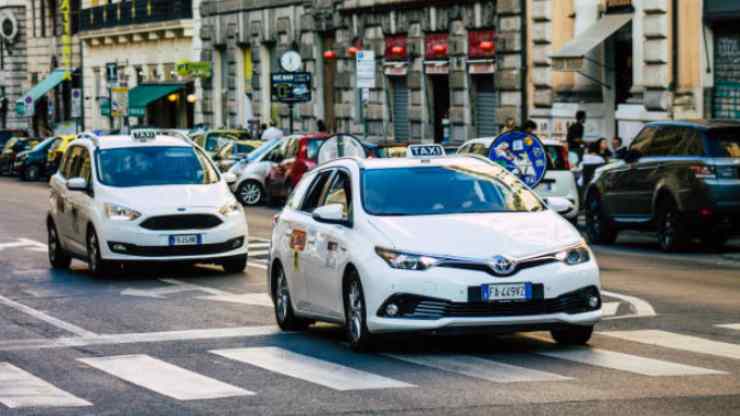 perché-i-taxi-in-Italia-sono-bianchi