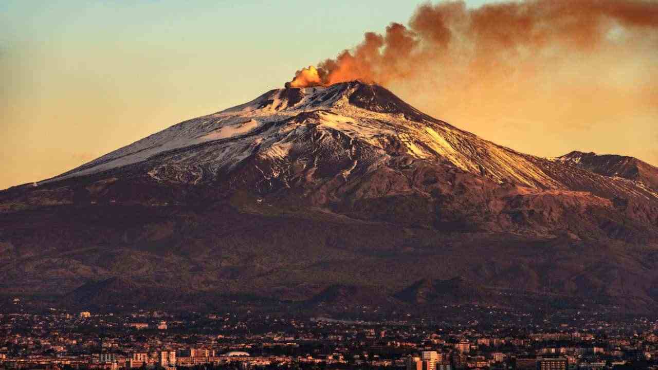 È possibile visitare l’Etna durante un’eruzione? La risposta non è affatto scontata 