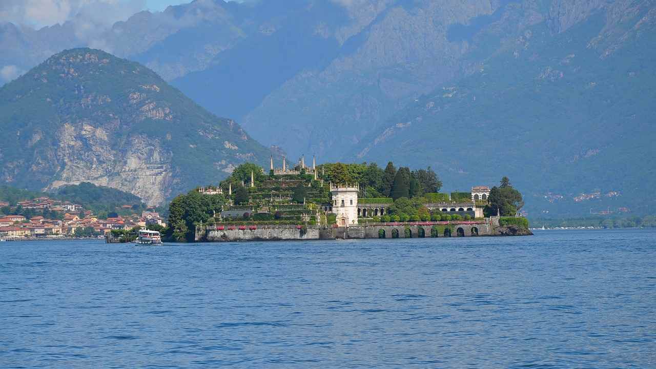Un gioiello del Lago Maggiore, palazzi storici con giardini fioriti e rigogliosi #Viaggi
