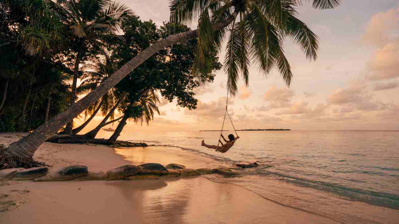 Perché alle Maldive la sabbia non scotta?  --- (Fonte immagine: https://viaggi.nanopress.it/wp-content/uploads/2023/09/alle-maldive-la-sabbia-non-scotta.jpg)