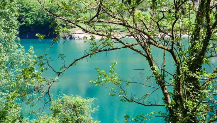 lago turchese nascosto tra le montagne