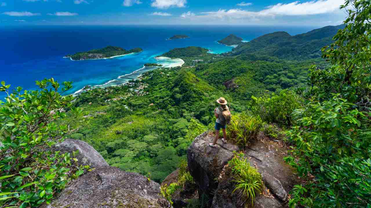 3 validi motivi per andare alle Seychelles  --- (Fonte immagine: https://viaggi.nanopress.it/wp-content/uploads/2023/09/perche-andare-alle-seychelles.jpg)