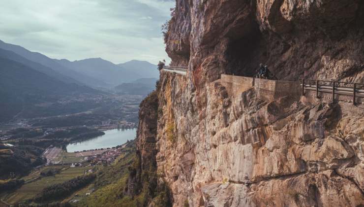 strada scavata nella roccia