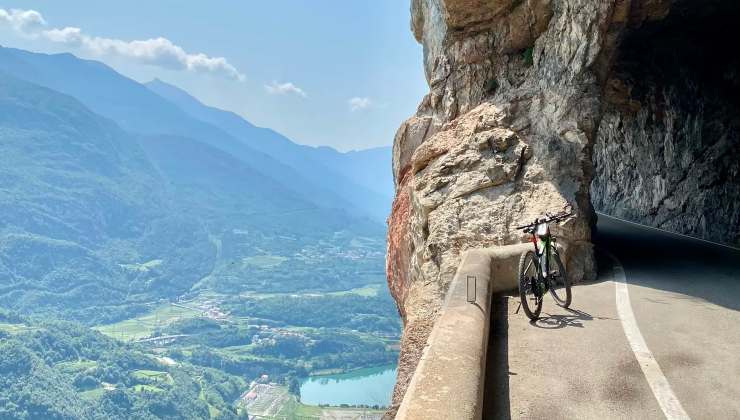 strada scavata nella roccia