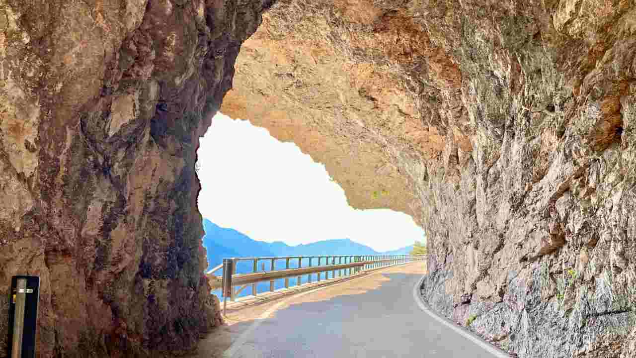 strada scavata nella roccia