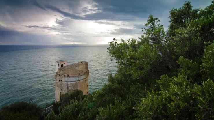 un-borgo-che-affaccia-sul-mare