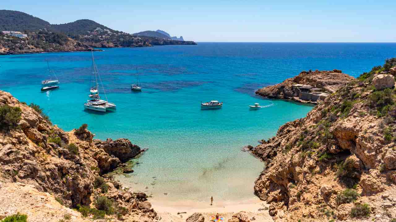 Quanto si spende per una settimana ad Ibiza?  --- (Fonte immagine: https://viaggi.nanopress.it/wp-content/uploads/2023/10/caletta-di-ibiza.jpg)