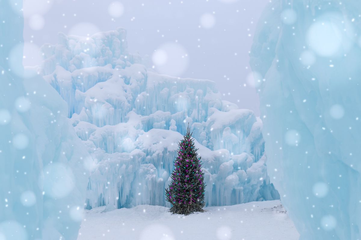 Castello di ghiaccio e un albero