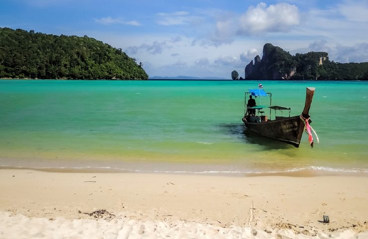 Spiaggia thailandese con barca