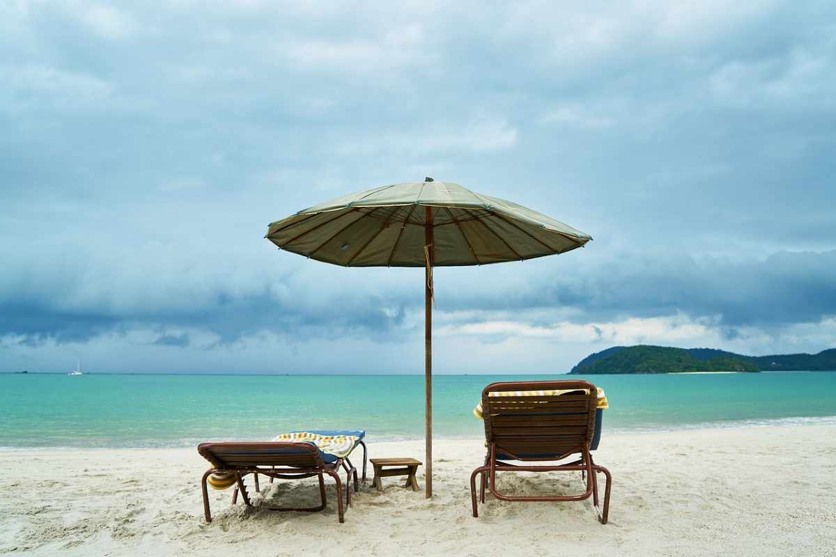 Spiaggia in Thailandia con sdraio e ombrellone