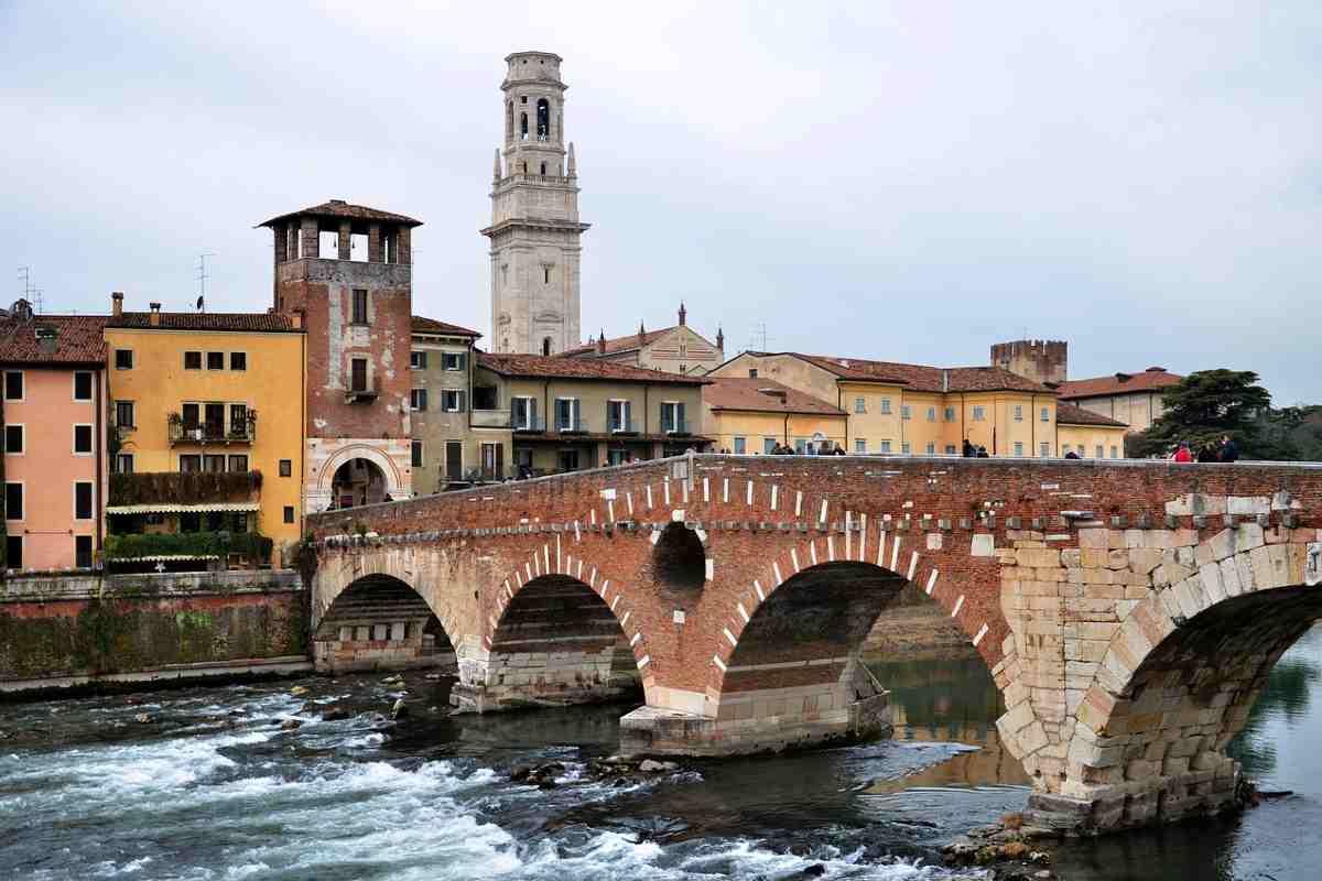 Il ponte di pietra di Verona e il fiume Adige