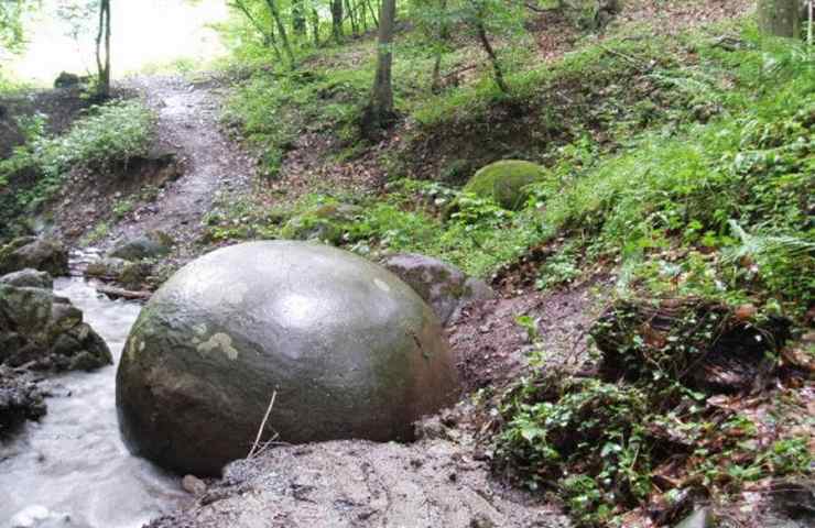 Una palla di pietra sottoterra