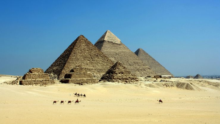 Piramidi egiziane nel deserto