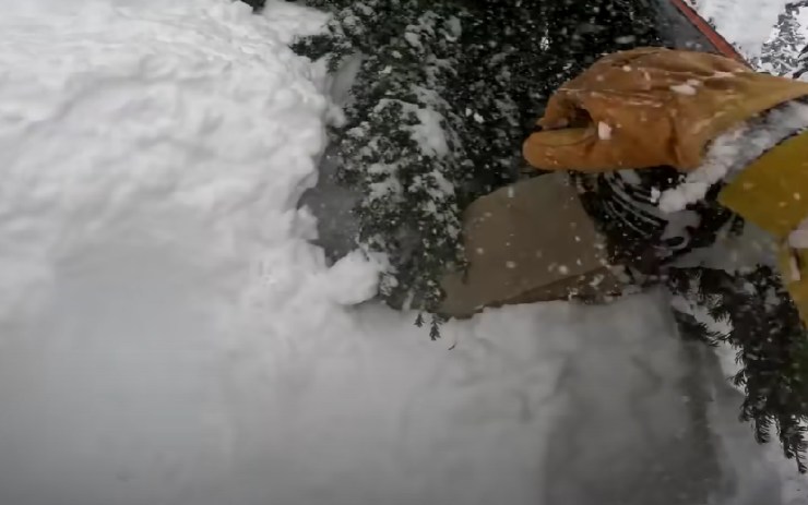 Sciatore scava nella neve