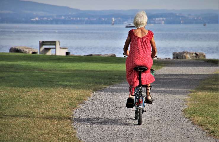 Una pensionata in bici