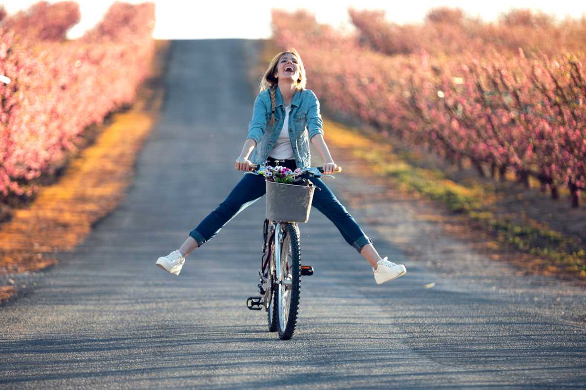 giovane donna con bici