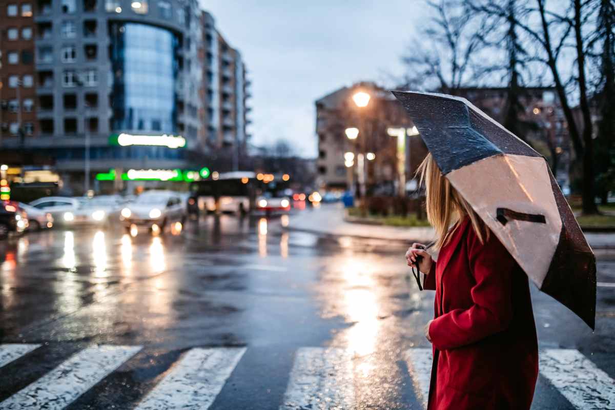 Donna con ombrello maltempo