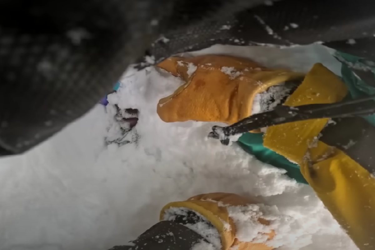 Sciatore salva snowboarder