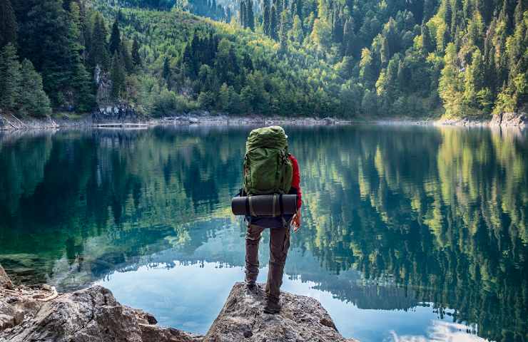 Ragazzo su un lago