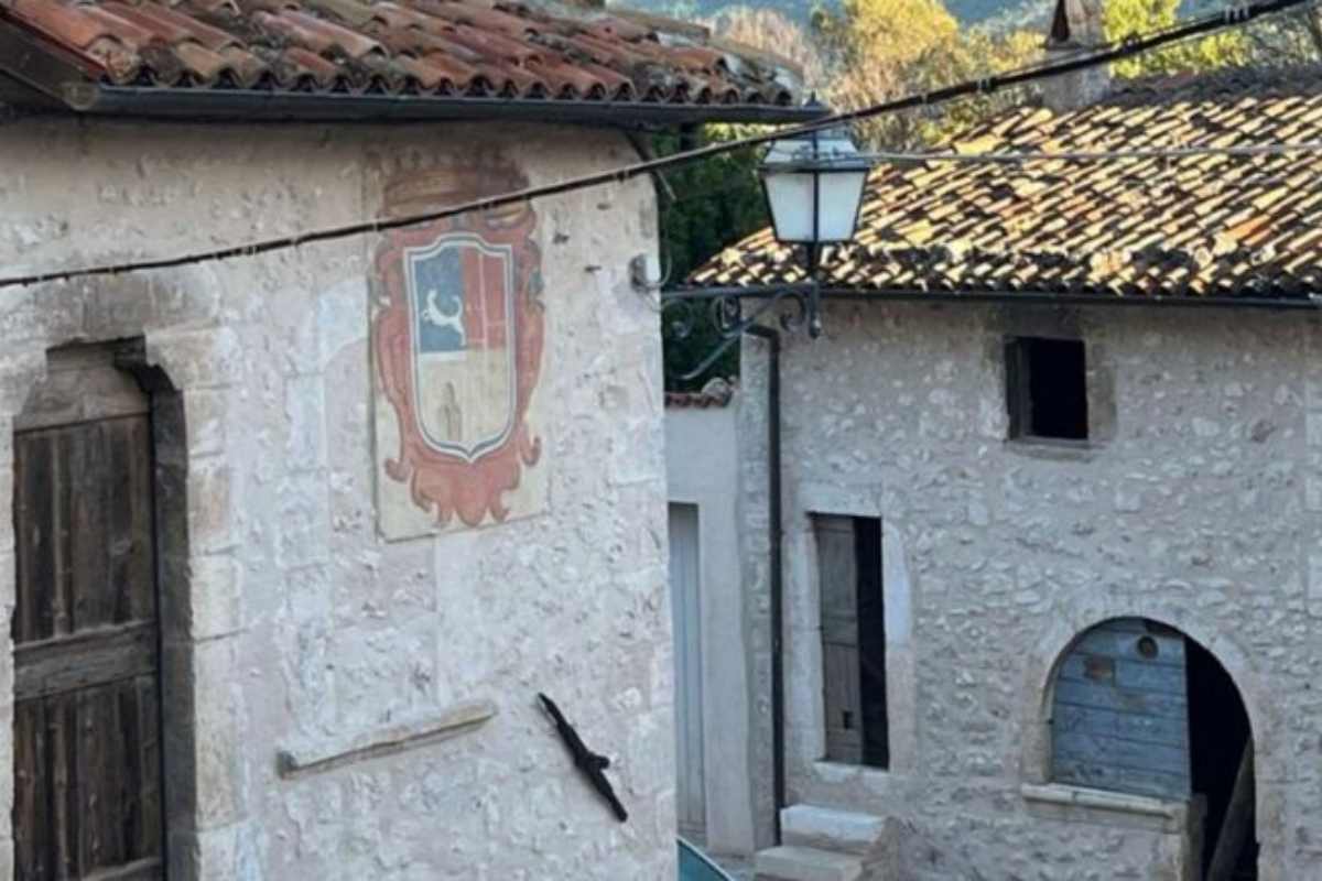 BeliceWeb.it - La casa medievale più piccola al mondo, si trova in Italia: dove esattamente