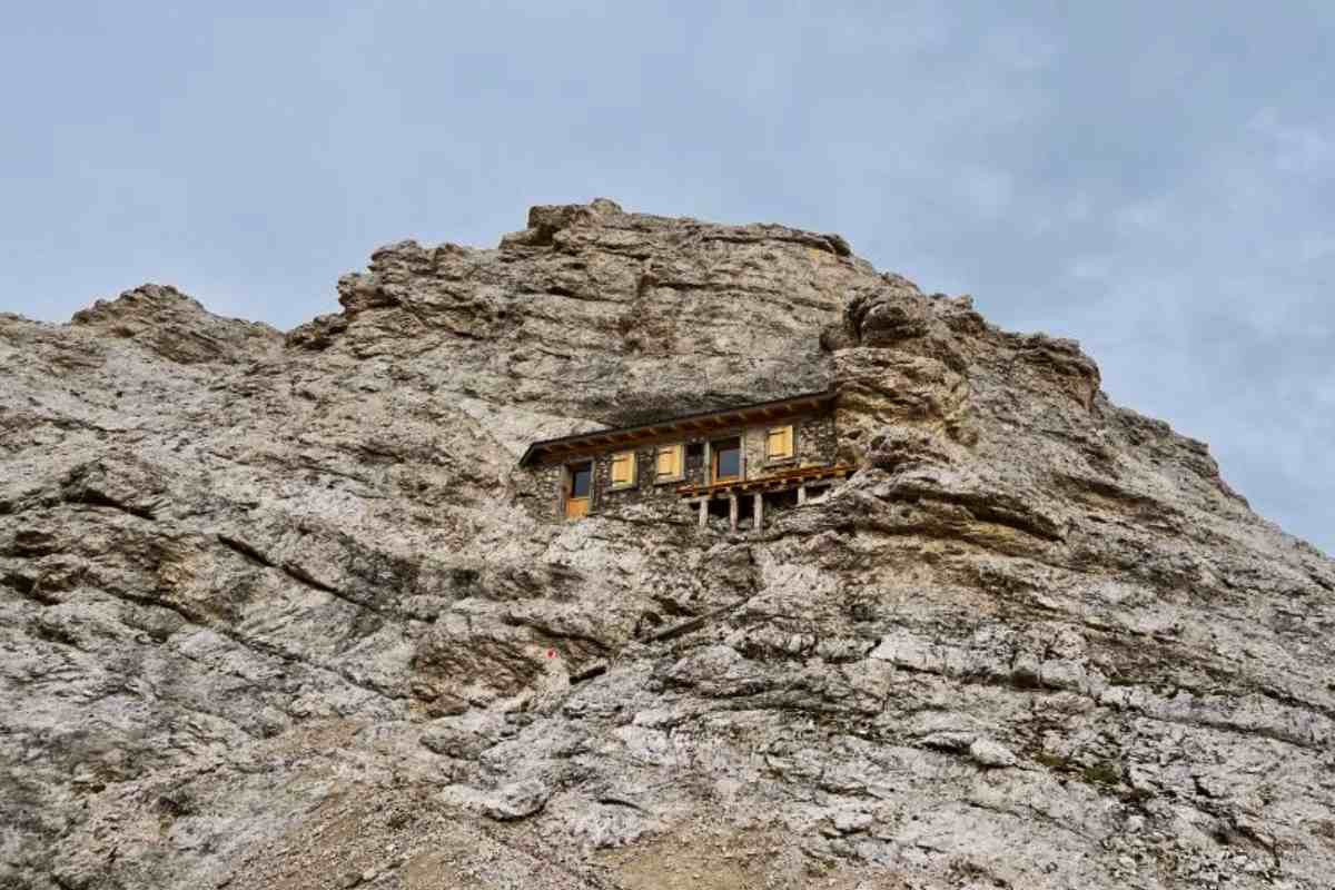 rifugio incastonato nella roccia