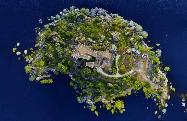 Isola con castello