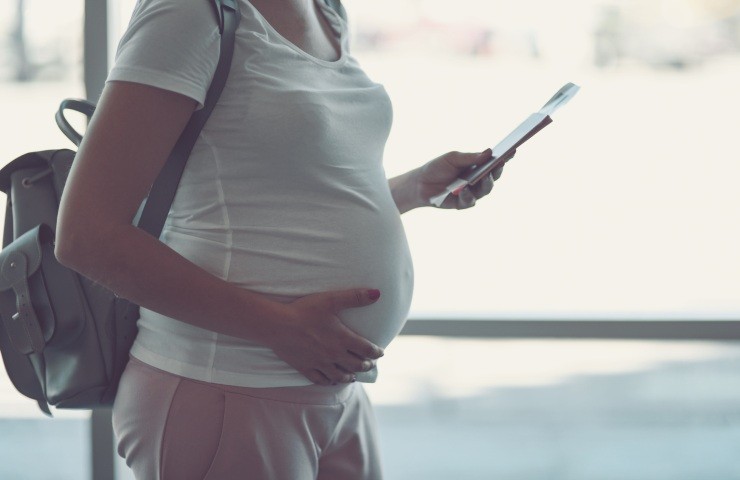 donna incinta in viaggio