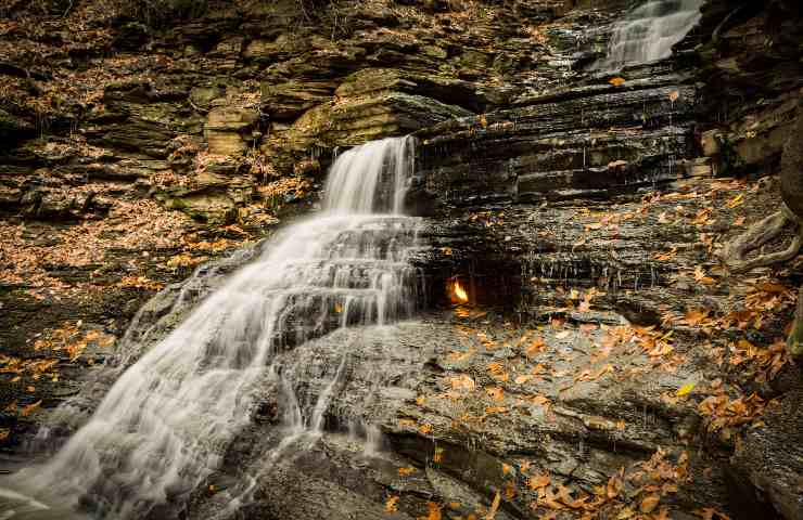 Una cascata con fiamma eterna